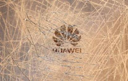 Logotipo de Huawei en un smartphone rayado.