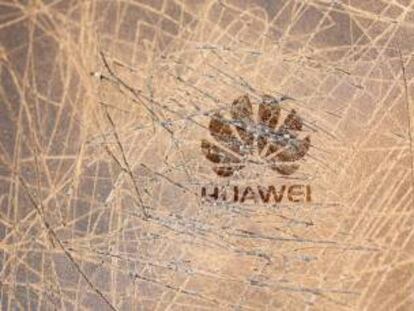 Logotipo de Huawei en un smartphone rayado.