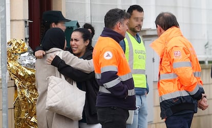 Miembros de los servicios de emergencia a las puertas de la residencia de mayores en Villafranca de Ebro, este viernes.