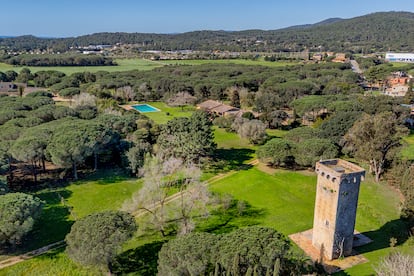Vivienda con torre en la Costa Brava.
