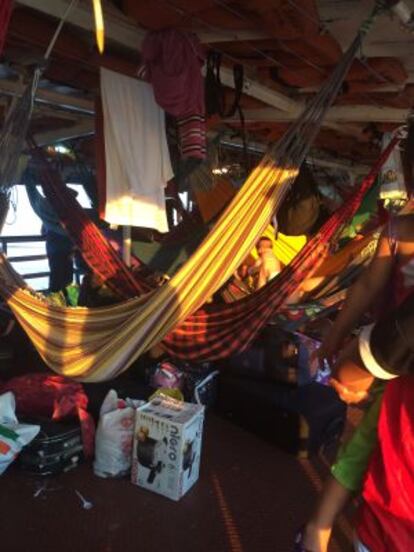 Hamacas en el barco por el Amazonas.