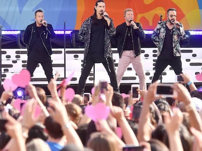 Desde la izquierda, Nick Carter, Howie Dorough, Kevin Richardson, Brian Littrell y A. J. McLean; los Backstreet Boys, durante una actuación en Nueva York en julio de 2018.