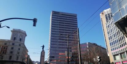 El edificio tiene 28 plantas.