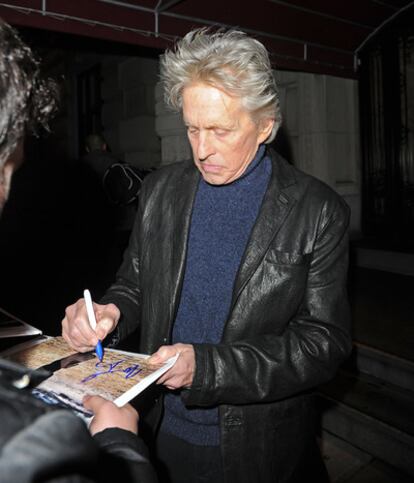 Michael Douglas firma un autógrafo en las calles de Nueva York el 30 de noviembre de 2010