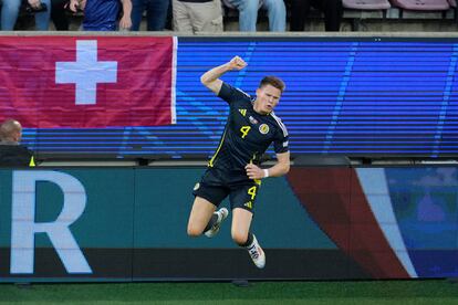 McTominay de Escocia, celebra el primer gol del partido.