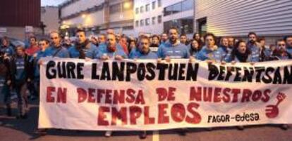 Los trabajadores de la plantilla de Edesa en Basauri durante la manifestación en protesta por la entrada de la empresa en concurso de acreedores junto con el resto de Fagor Electrodomésticos. La protesta ha arrancado pasadas las 18.00 horas en la localidad vizcaína al grito de "No al cierre" de Fagor Electrodomésticos. EFE
EFE/Luis Tejido