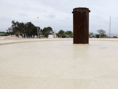 Estado actual de la glorieta en Ciudad de la Luz que cost&oacute; 2,3 millones y cuya estructura se llev&oacute; el viento.