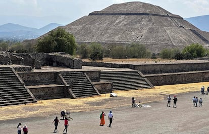 Turistas caminan por la Calzada de los Muertos, en Teotihuacán (Estado de México), el 14 de marzo de 2023.