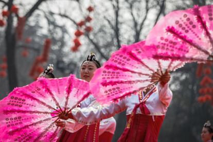 Varias artistas actúan durante las celebraciones del Año Nuevo Lunar en el parque de Longtan, en Pekín (China), el 19 de febrero de 2018.