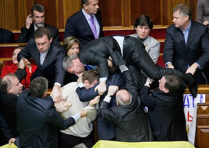 Un parlamentario ucrano se lanza sobre otro en medio de la pelea en la sesión en la que se decidía la prolongación de la presencia de la Armada Rusa en Crimea.
