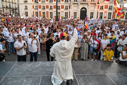 Un sacerdote otorga una bendición a los manifestantes que se congregaron frente a Puerta del Sol en la capital española.  