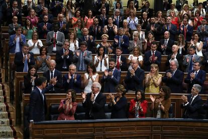 Pedro Sánchez recibe el aplauso del Grupo Parlamentario Socialista tras pronunciar su discurso.