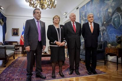 De izquierda a derecha, Eduardo Frei, Michele Bachelet, Ricardo Lagos y Sebasti&aacute;n Pi&ntilde;era, en 2015.
