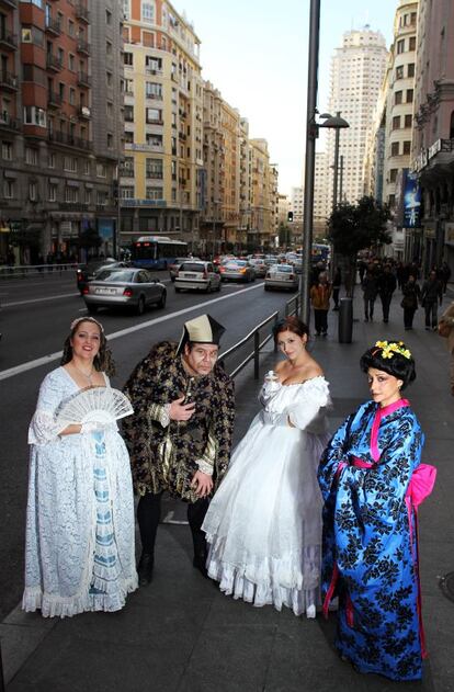 Integrantes de la Compañía Lírica en la Gran Vía.