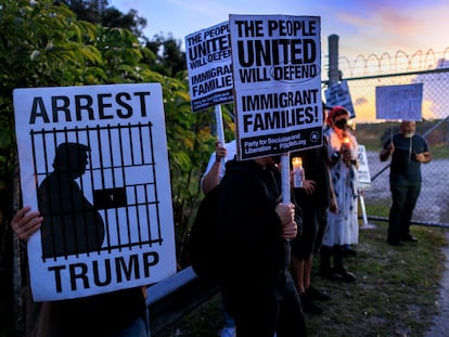 Activistas en un Centro de Procesamiento de Servicios de Krome, en Miami, Florida, el 24 de mayo.