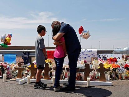 Un hombre abraza a su hija en un memorial por las víctimas en El Paso.