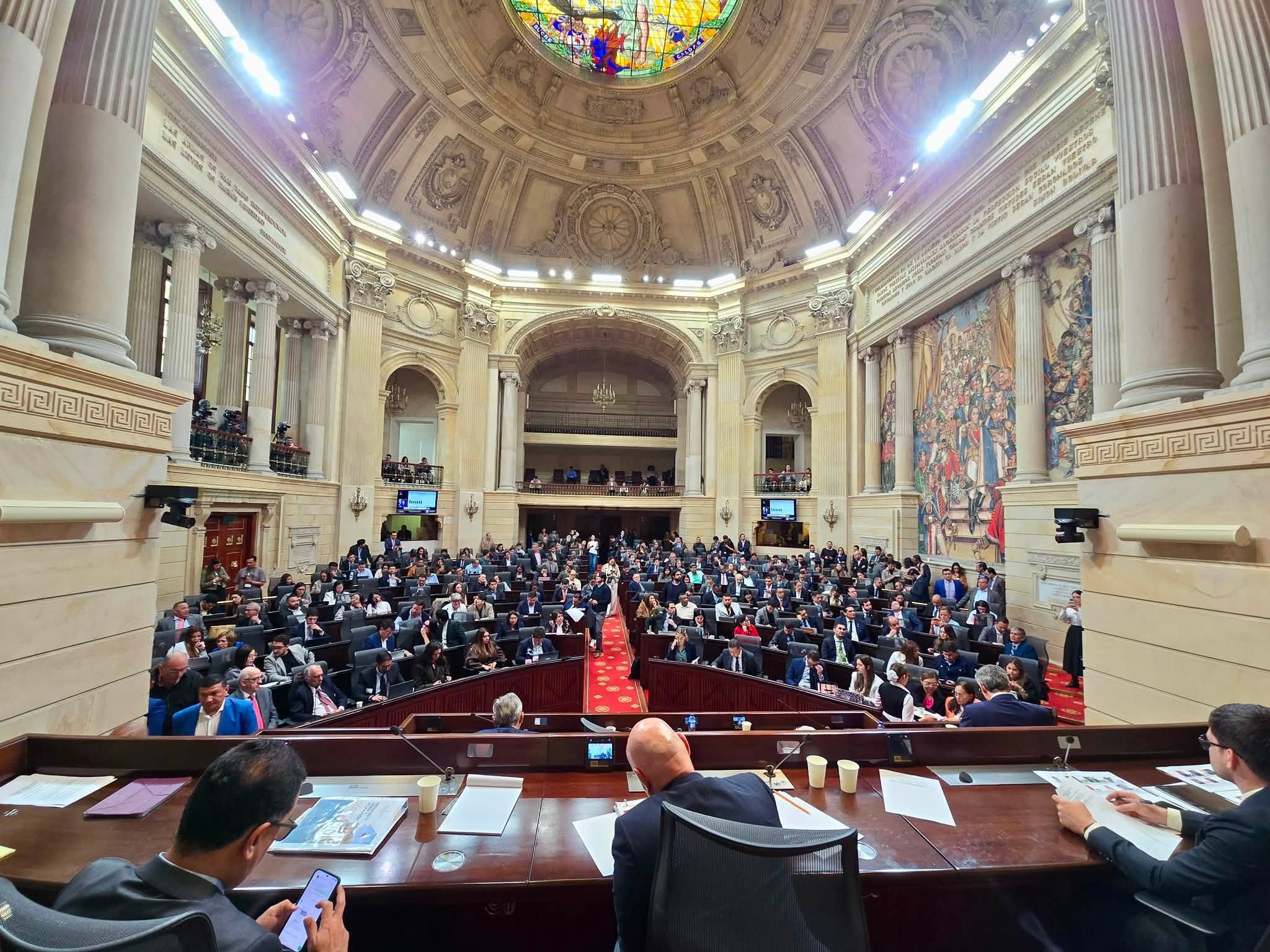 Los congresistas de todas las bancadas se retiran del debate del presupuesto de De la Espriella ante la ausencia de los ministros
