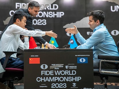 Niepómniashi y Ding durante la última partida del Mundial de Ajedrez, en Astaná este sábado.