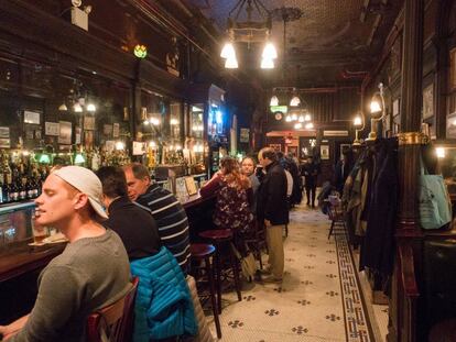 Barra del Old Town Bar, a la altura de la calle 18, en Manhattan (Nueva York).