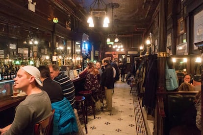 Barra del Old Town Bar, a la altura de la calle 18, en Manhattan (Nueva York).