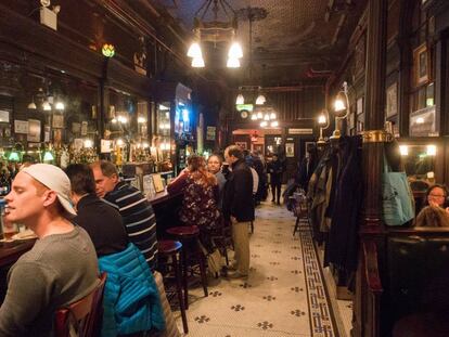 Barra del Old Town Bar, a la altura de la calle 18, en Manhattan (Nueva York).