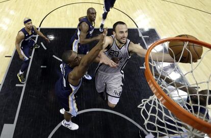 Ginobili, de los Spurs, intenta anotar ante Arthur, de los Grizzlies. 