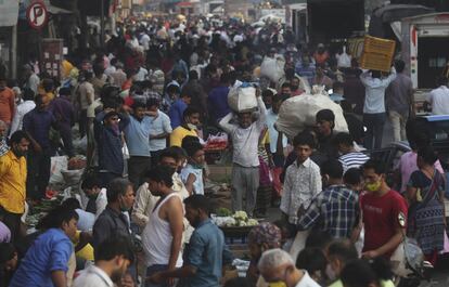 Ambiente en un mercadillo de Bombai (India). India suma más de 31.000 casos nuevos de coronavirus en las últimas 24 horas y supera los 9,7 millones de contagios.