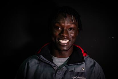 Sheryff Hydara, 18 años, Gambia. 
Estudiante de peluquería en UFIL Vírgen de África.
Edad de llegada a España: 16 años.
Centro de Primera Acogida de Hortaleza (Madrid).
No ha recibido ninguna paga en ningún centro de menores de España.