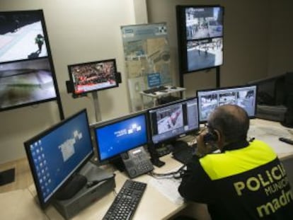 Un policía municipal controlando ayer las cámaras de vigilancia del Ayuntamiento.