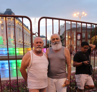 Javier (Madrid, 60 años) y Juan (Madrid, 68 años) en la Plaza de Colón de Madrid.