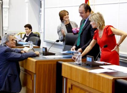 El presidente de la Diputación de Alicante, José Joaquín Ripoll, habla con el portavoz socialista, Antoni Amorós, en el pleno de la institución.