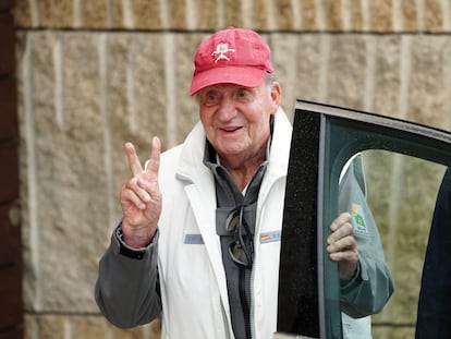 Juan Carlos I hace la señal de victoria este domingo, en Sanxenxo.