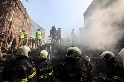 Bomberos indios trabajan en las labores de extinción de un incendio en el suburbio de Shashtri Nagar, en Bandra (India).