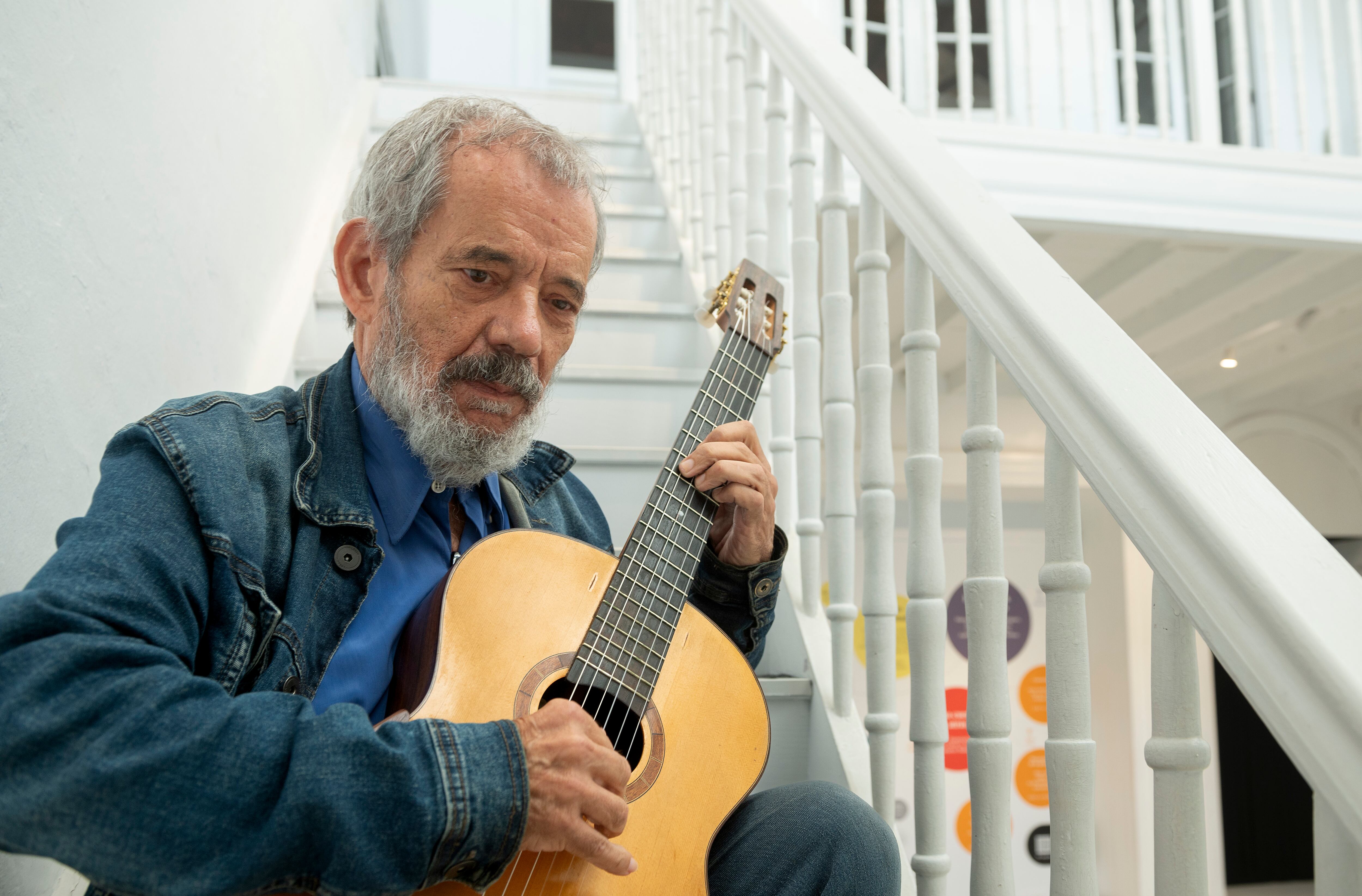 Domingo Corujo, que emigró a Venezuela, posa, con su guitarra de cola, en Arrecife.