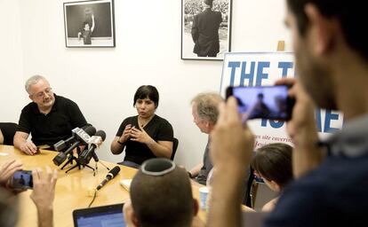 La bloguera iraní Neda Amin se dirige a la prensa tras su llegada a Israel, el jueves.
