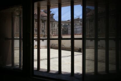 Los agentes de la policía catalana dan por acabado un servicio que jamás se volverá a realizar: la vigilancia del perímetro del edificio. En la imagen, ventana del interior de una de las celdas.