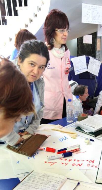 Trabajadores de Cruces recogen firmas en apoyo a sus reivindicaciones, el miércoles en el vestíbulo del hospital.