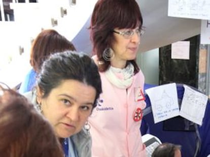 Trabajadores de Cruces recogen firmas en apoyo a sus reivindicaciones, el miércoles en el vestíbulo del hospital.