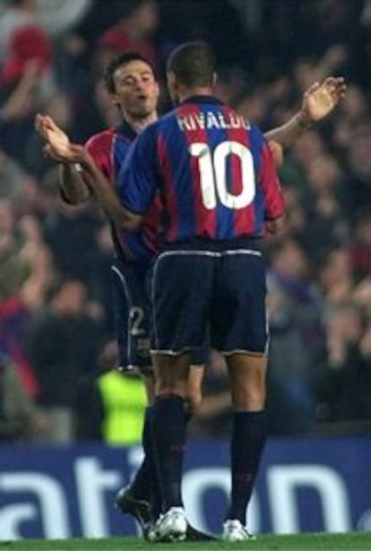 Luis Enrique, tras lograr el segundo gol del partido, es felicitado por Rivaldo.