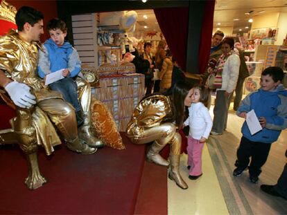 Niños entregando la carta de los Reyes Magos
