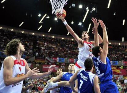 Rudy entra a canasta entre tres rivales ante la mirada de Pau Gasol.