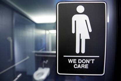 Un signo en protesta contra la ley discriminatoria de Carolina del Norte.
