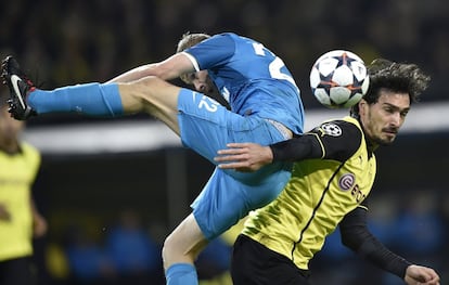 El jugador del Dortmund Neven Subotic y el jugador del Zenit Aleksandr Anyukov.