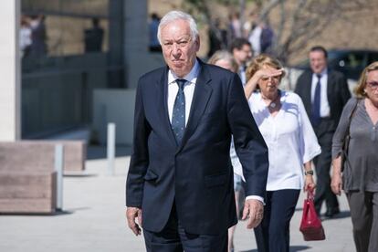 El ministre García Margallo, al Tanatori de Sant Gervasi, on va anar a donar el condol per la mort de Leopoldo Rodés.