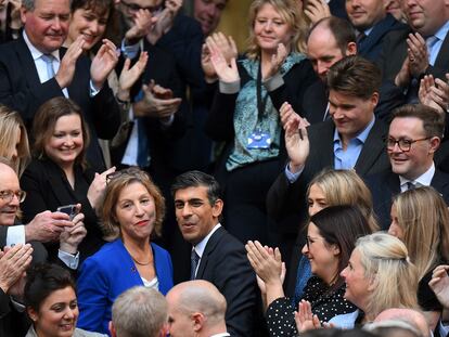 New Conservative Party leader and incoming prime minister Rishi Sunak (centre R) is greeted by colleagues as he arrives at Conservative Party Headquarters in central London, after having been announced as the winner of the Conservative Party leadership contest, on October 24, 2022. - Britain's next prime minister, former finance chief Rishi Sunak, inherits a UK economy that was headed for recession even before the recent turmoil triggered by Liz Truss. (Photo by Daniel LEAL / AFP)