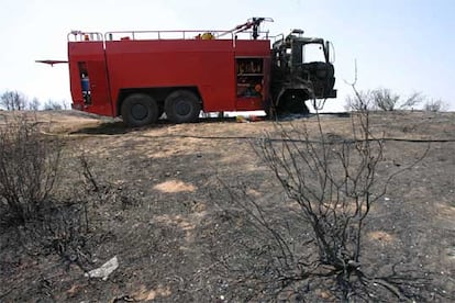 En la imagen, uno de los vehículos afectados en los trabajos de extinción.