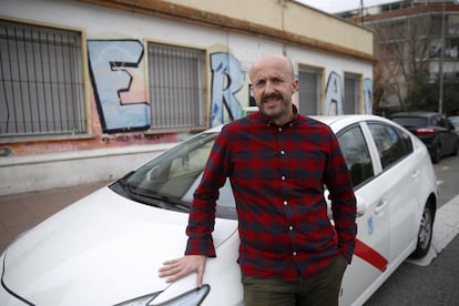 Muchos amigos de Juan Pedro Nieto, taxista de 42 años, se han marchado: “La gente de mi quinta se ha ido al PAU de Vallecas o al extrarradio. De mi grupo de colegas solo quedamos dos”.