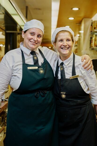 Dos empleadas de la sección de comida preparada para llevar. 