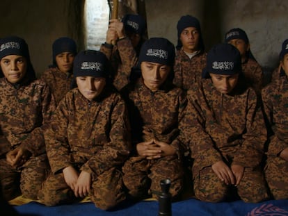 Un grupo de niños recibe instrucción en las milicias de Al Nusra, en una imagen del documental 'Of Fathers and Sons'