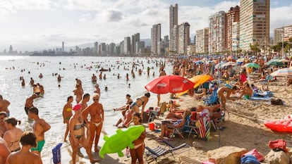 Bañistas en la playa de Levante de Benidorm (Alicante). GETTY